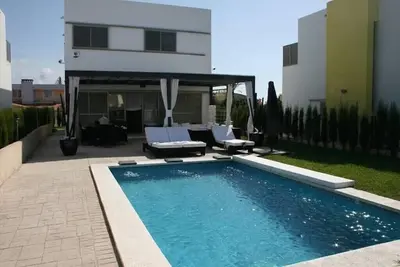 Image de Preciosa Villa con JardĂn y Piscina Privada