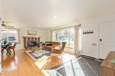 Image de New! 1958 Chic Mid-Mod -- near Downtown Littleton!