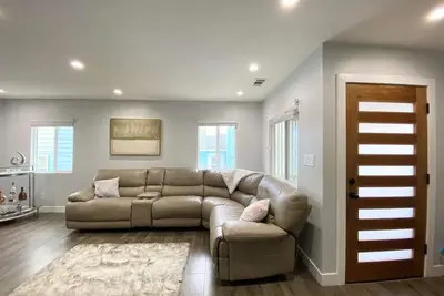 Image de New and modern 3b/2b home!