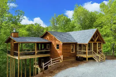 Image de Whiskey & Woods - Newly built cabin with fireplace, wifi, and more!