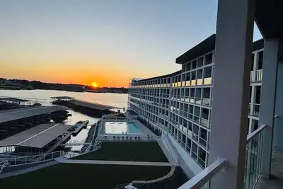 Image de New Topsider Condo with Beautiful Lakeview!