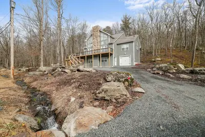 Image de Beautiful New Construction home ready for summer in Masthope!