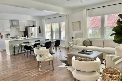 Image de Phenomenal in Fuquay-Sleeps 11- Weddings, Pets, Minutes to High Grove Estates! ! !