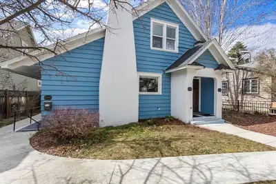 Image de Dog Friendly & Epic Location! Walk 2 Blocks to Hyde Park or Cozy Up by the Fireplace!