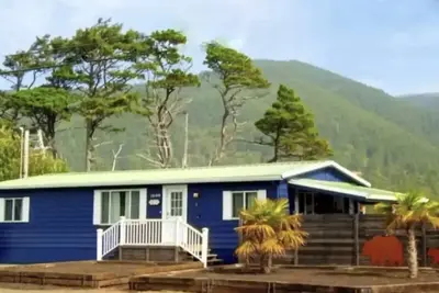 Image de Tiki Escape w/ Amazing Mountain and Marsh Backdrop