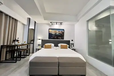 Image de A comfy, chic, spacious room with parking and Pet-Friendly!