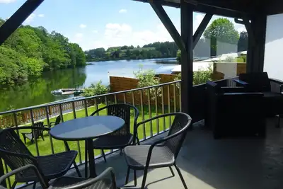 Image de Prachtig Gelegen Chaletje aan Meer Robertville met Bootje en Kajak