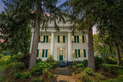 Image de Historic Flx Colonial | 20 mins to Ithaca | Pond