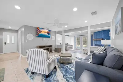 Image de Updated Waterfront Pool Home with Putting Green