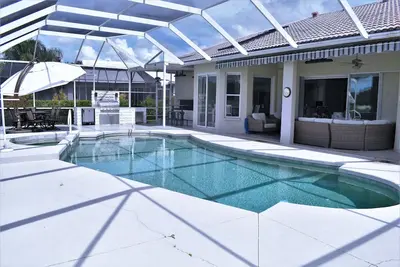Image de Pool House on Golf Course