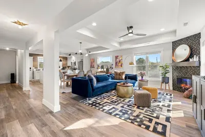 Image de Duplex home w/Parking! Hot Tub! & 10-12 min walk to beach!