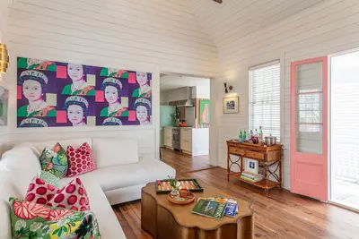 Image de Royal Cottage Ii –  Light, Art, & Location