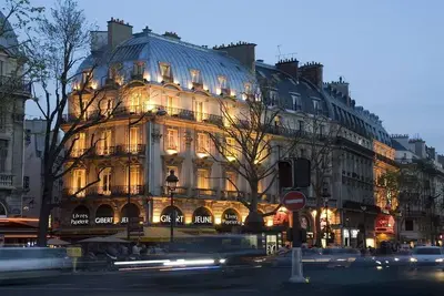 Image de Overlooking The Beautiful Tree Lined Boulevard Saint Germain