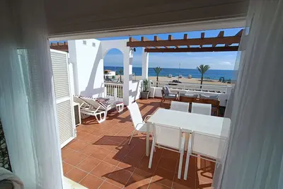 Image de Apartamento en 1ª Linea con Vistas al Mar, Fibra, Ascensor y Piscina Comunitaria