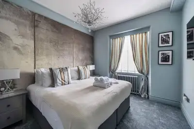 Luxury Two Bed Apartment - Free On-Site Parking