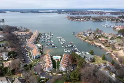 Image de Lakefront Condo