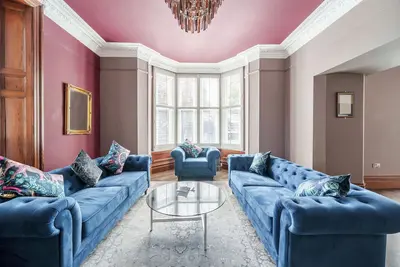 Stylish Two Bed Apartment - Free On-Site Parking
