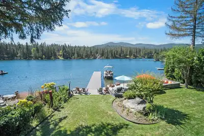 Image de Rivers Edge Retreat, Luxury Waterfront Estate, Private Dock, Fire pit, Swimming