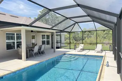 Image de Brand New Bright & Spacious 4 Bedroom Home with a Heated Pool.