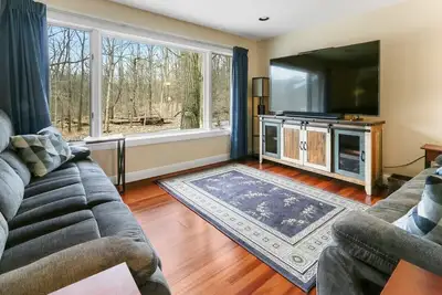 Image de Forest Harmony House |Less than a Mile to Geneva Lake |Rec Room |Wet Bar | Quiet Street |Easy Access