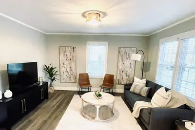 Image de Canton Charmer - Modern 2br Bungalow