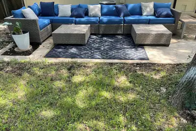 Image de Peacock Cottage Upscale amenities in quiet neighborhood with fenced backyard.