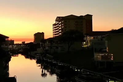 Image de The Lazy Mermaid @ Spc Overlooking the Canal!