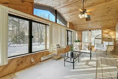 Image de Cozy 3-bedroom home in beautiful Tobyhanna with WiFi, Ac, Hot Tub and Pool Table