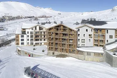 Image de Pied des pistes de ski, Rez-de-chaussée, piscine, terrasse, télévision, casier à ski, 76m²