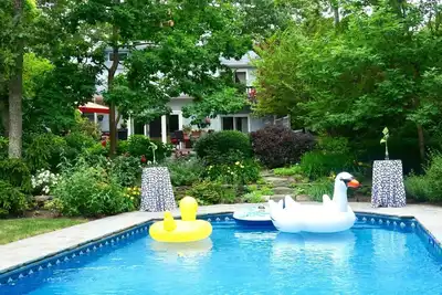 Image de Classic and Spacious East Hampton Home with Private Pool, Close to Beaches, . . .