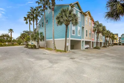 Image de Lavish home near the beach and Charleston with pool & dock access - balcony