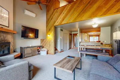 Image de Central Oregon condos with pools, athletic courts, wood fireplace, & gas grill
