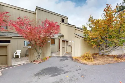 Image de Idyllic Central Oregon condo with pools, athletic courts, wood fireplace, & Ac