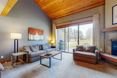 Image de Updated Central Oregon condo with pools, athletic courts, full kitchen, & W/D