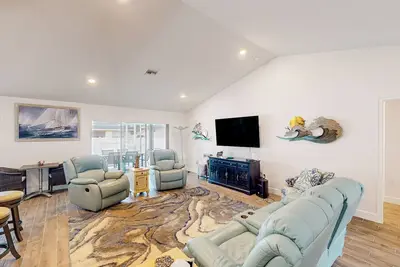 Image de Snowbird-friendly home with private heated pool, lanai, patio, grill, streaming