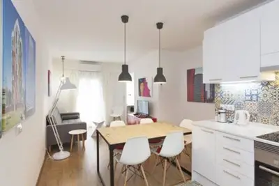 Image de Designer Apt near Fira Balcony/ 5pp/Wifi/Smart Tv by MyRentalHost