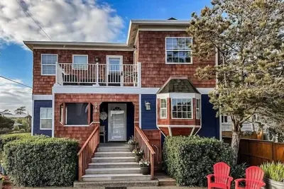 Image de The Sand Dollar Beach House- 3 min walk to the beach and Pet Friendly!