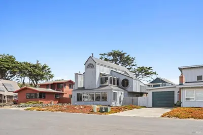 Image de Sand Castle in Dillon Beach - 6 bdrms & 3 1/2 baths and 2 living areas Sleeps 12