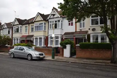 Image de Nice 3 Bedroom Apartment - Ealing - 7 minute walk to Tube station