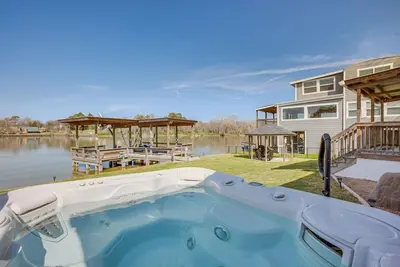 Image de ‘Sunset Cove’ Lakefront Rental w\/ Private Dock!