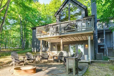 Image de Serene Suttons Bay Home w/ Fire Pit & Wooded Yard