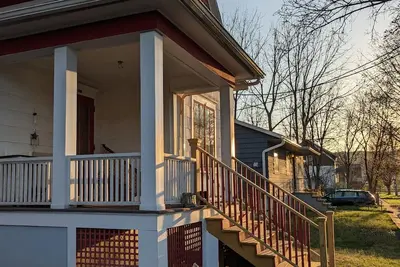 Paddock House Natural Area Gem! Covered parking. Fenced yard. Access Ramp. Peace