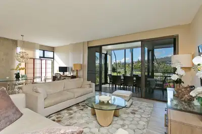 Image de Fabulous, Renovated Large 3br Condo on Kahala Beach