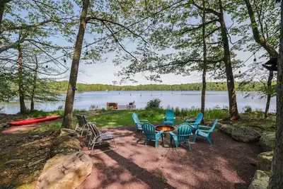 Image de Camp Cottontail Lakeside • Lakefront • Dock • Game Room • Firepit • Kayaks