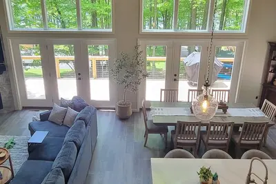 Image de Clover House at Alpine Lake with pool access.