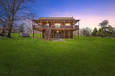 Image de Cozy 3 bedroom cabin on private land look at beautiful trees, Storms and Cows!