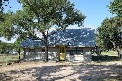 Image de Yellow Door Cabin-Cozy Cabin at Lake Buchanan!