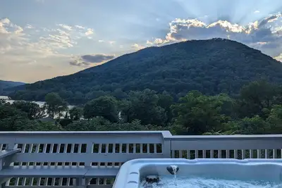 Image de The Blue Ridge Bungalow- 3br 2ba, hot tub with panoramic views, dog-friendly.