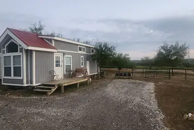 Image de Cozy Timy house 1-bedroom, 2-loft cabin in with full bath and kitchen on a farm!