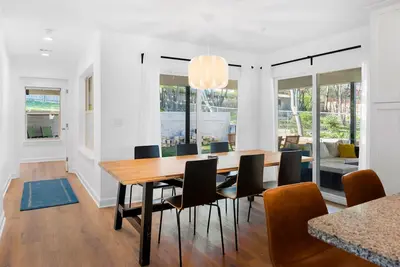 Image de New! Private Backyard ~ 3 Mins to Dt ~ Steps to SoCo ~ Grill, Coffee, Outdoor Tv